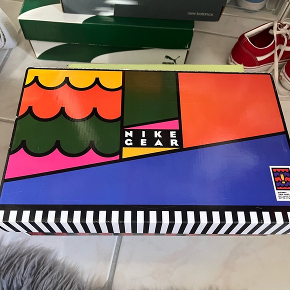 Nike - Picture 3 of 8